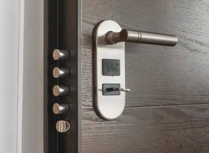 Comment installer correctement une serrure multipoints encastrable ?