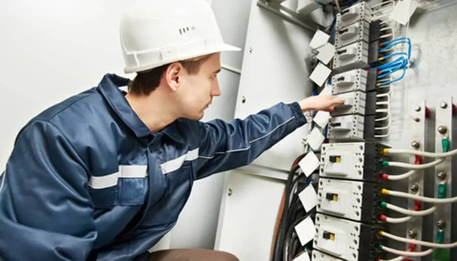Électricien de maintenance : en quoi consiste son travail ?