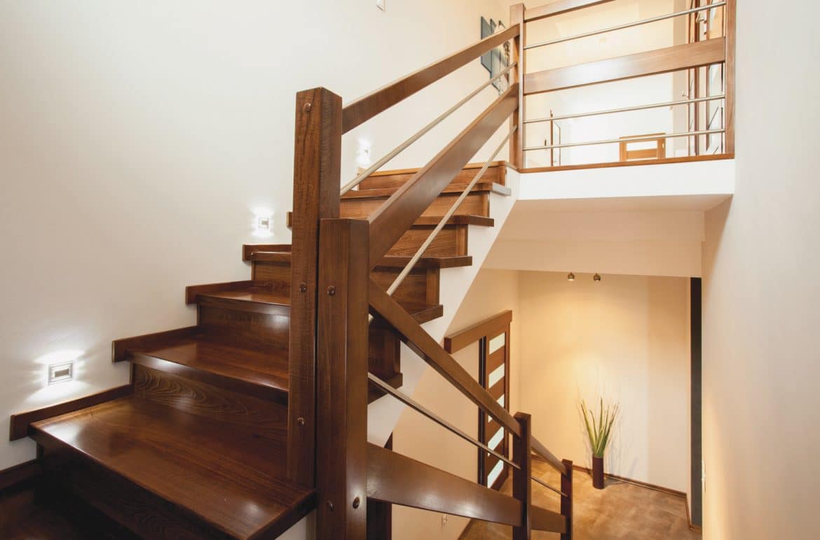 Quel type d'escalier convient le mieux aux intérieurs modernes en métal et bois