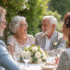 Couple mature célébrant 45 ans de mariage en extérieur