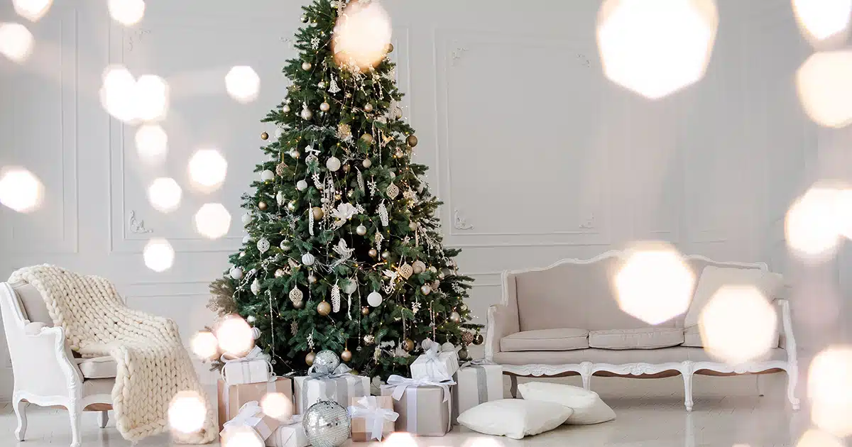 Un beau sapin bien décoré pour Noël