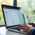 Espace de travail moderne avec un ordinateur affichant une boîte mail académique