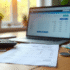 Fiche de paie et calculatrice sur un bureau lumineux
