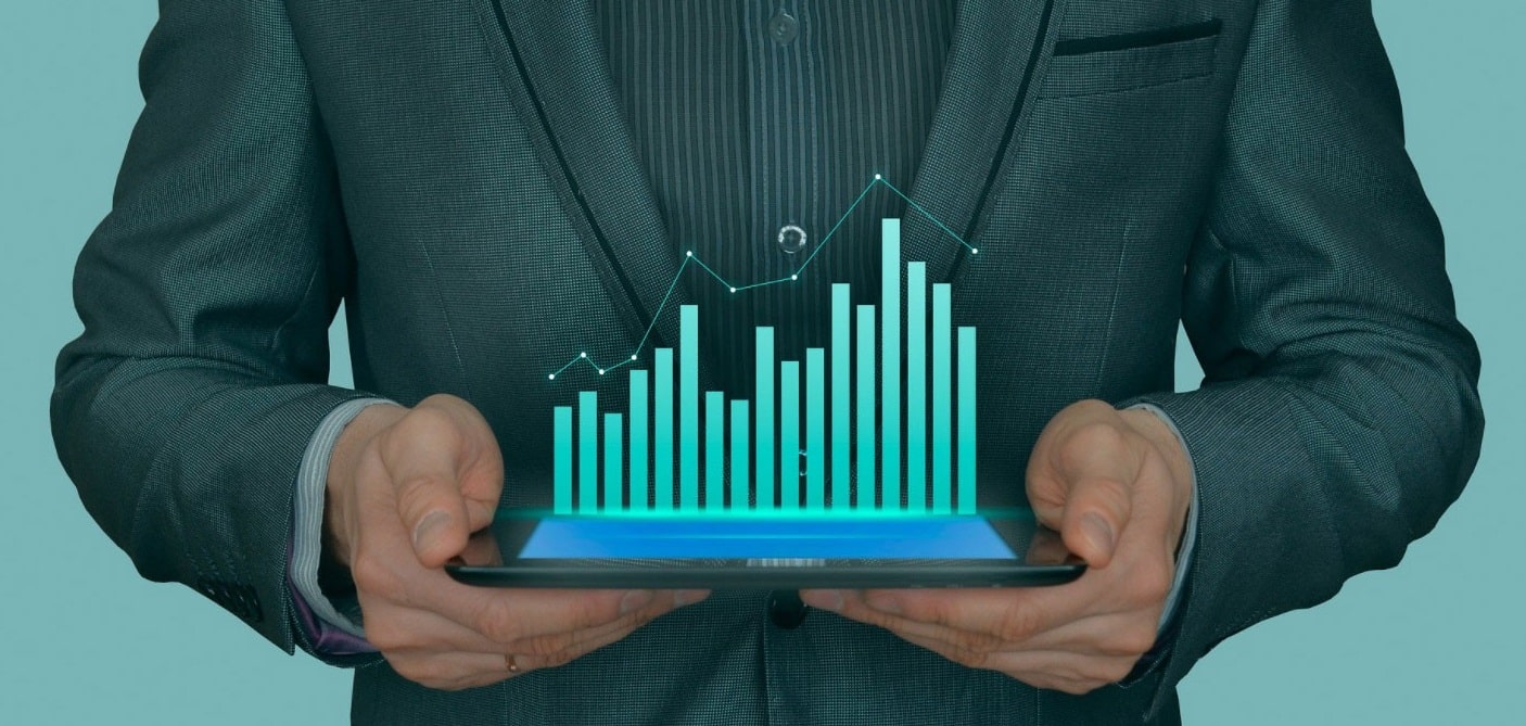 homme qui porte une tablette avec un graphique en hologramme