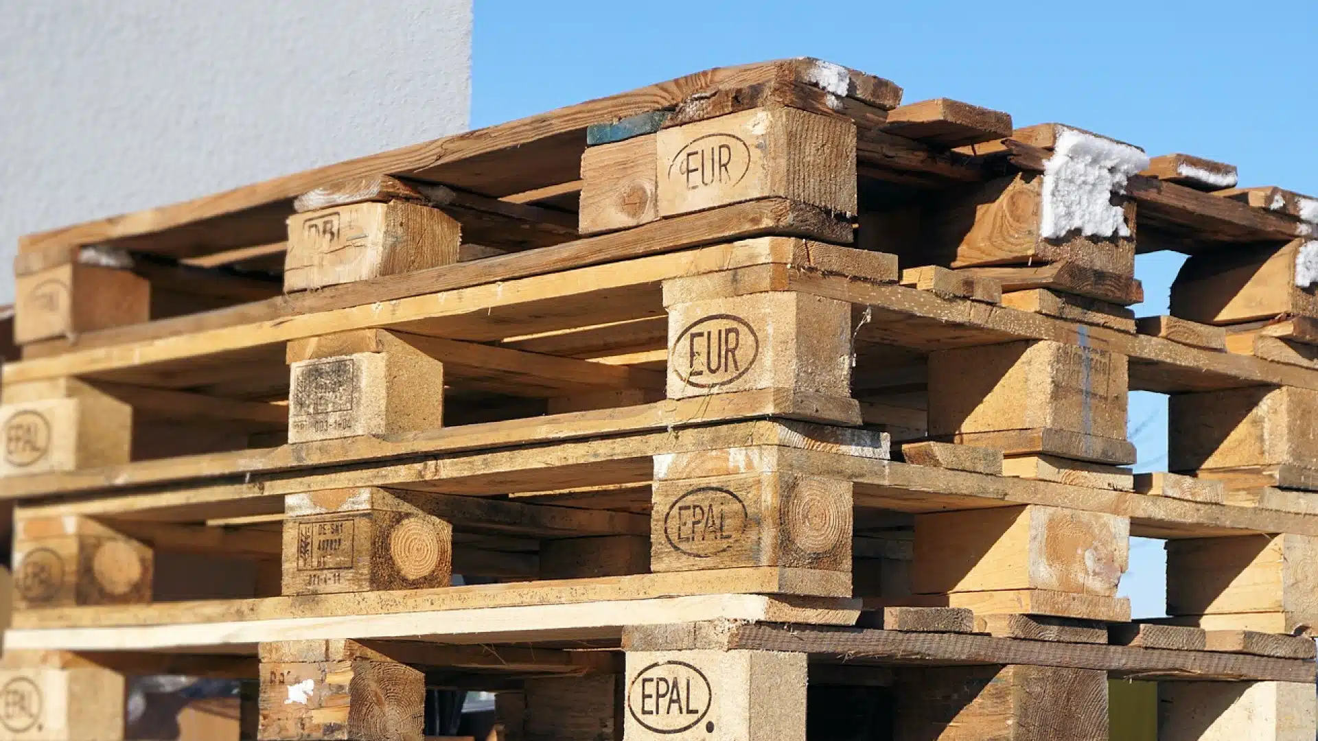 Optimisez vos coûts logistiques grâce au recyclage de palettes usagées