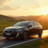 Peugeot 308 SW en voyage sur une route de campagne au coucher du soleil