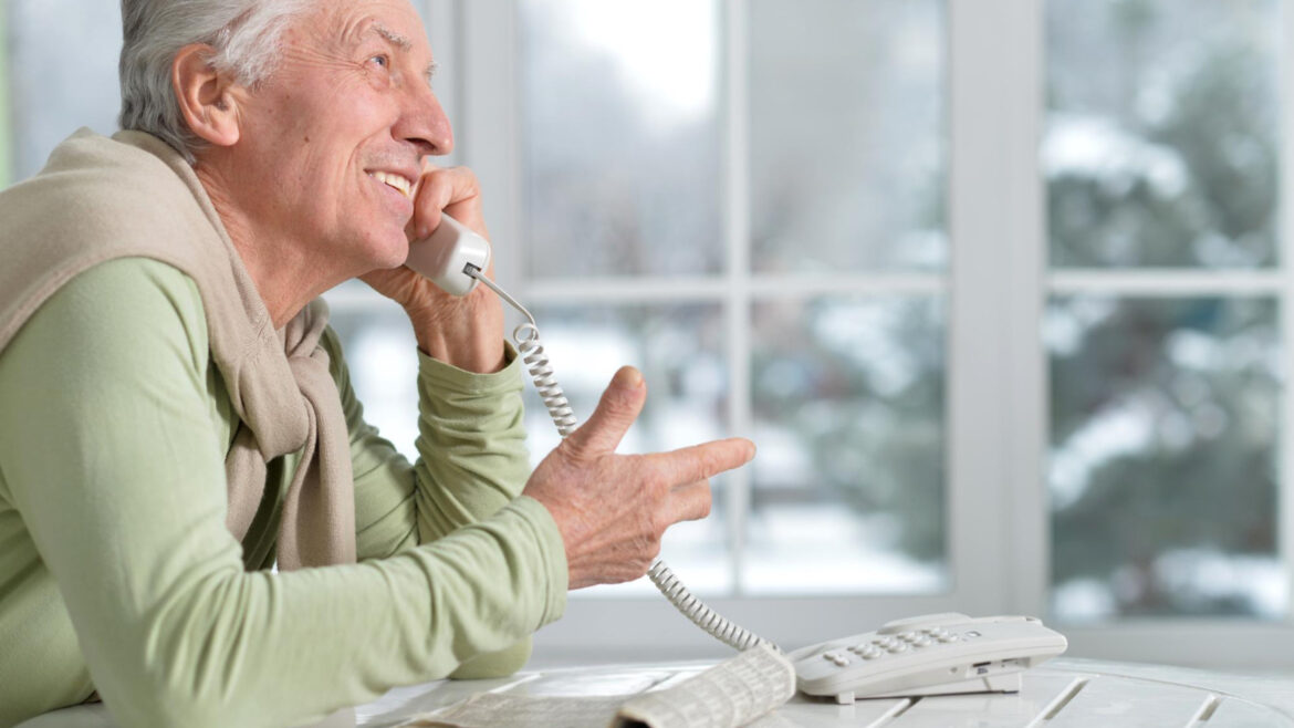 Téléphone fixe pour seniors : un choix judicieux